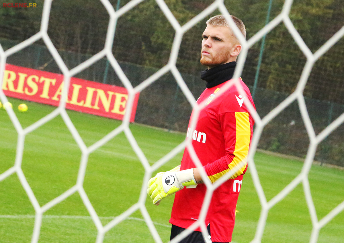 Un vidéaste nous fait vivre le quotidien fou de Didier Desprez, gardien formé au RC Lens parti jouer aux Iles Fidji !