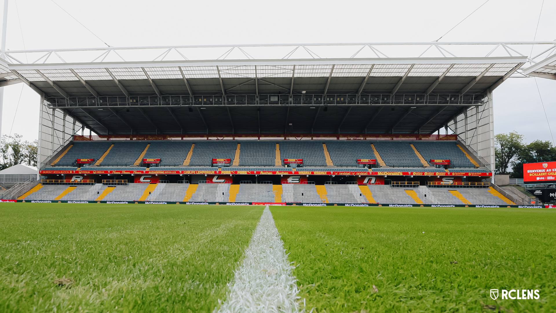 Roger Boli 𝒂𝒕𝒕𝒆𝒓𝒓𝒊𝒕 dans le rond central