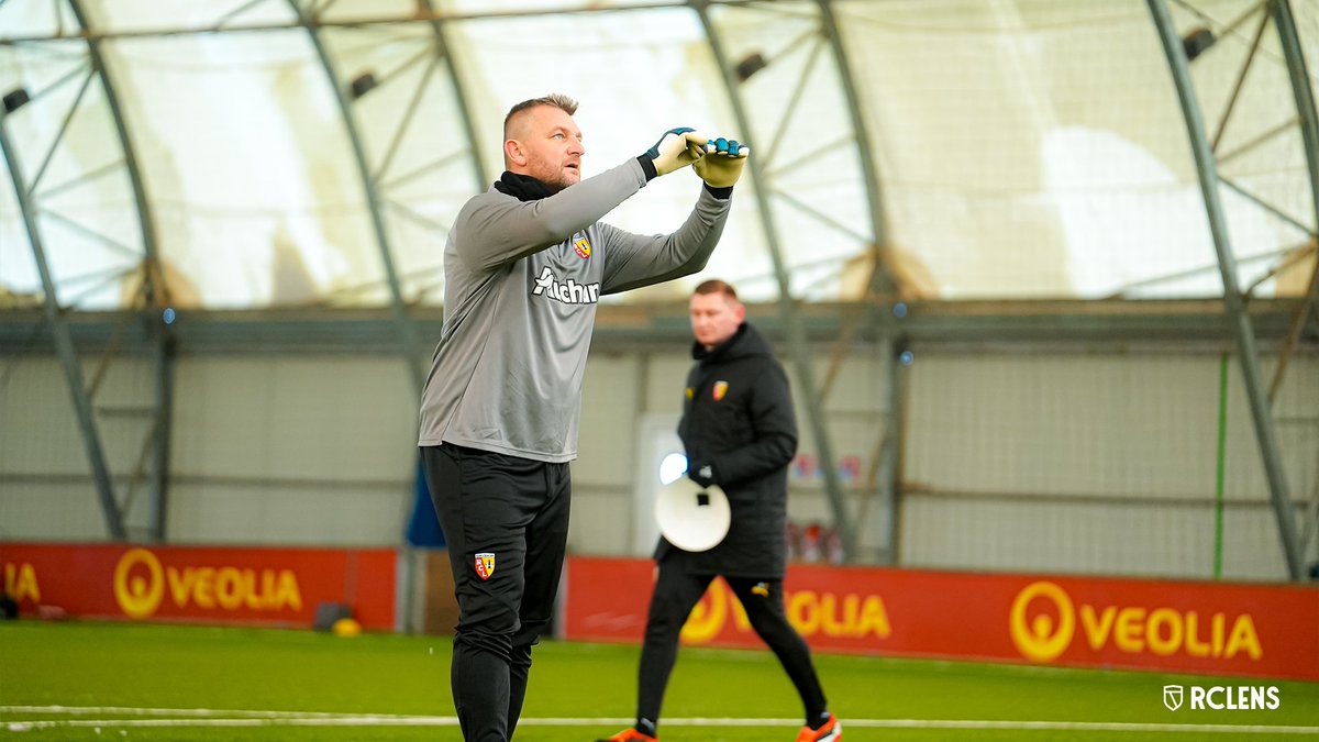 Ligue 1+ pose un micro sur Cédric Berthelin et nous immerge dans l’échauffement des gardiens du RC Lens