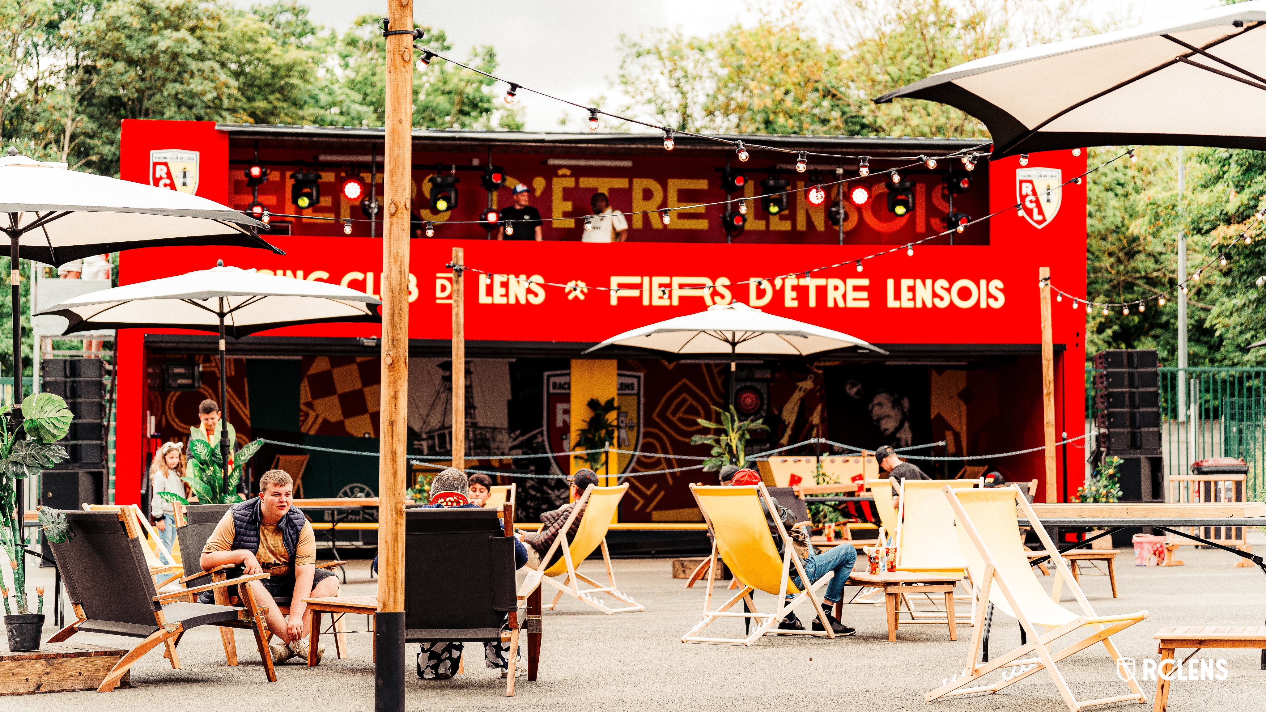 Séance de dédicaces avant de chanter pour Lens