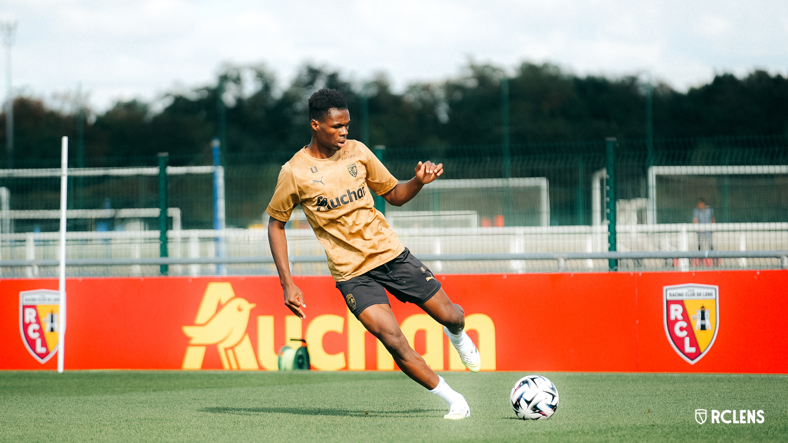 «Capable de jouer sans prendre un carton jaune», comment Pierre Sage gère la suspension possible de Sangaré?