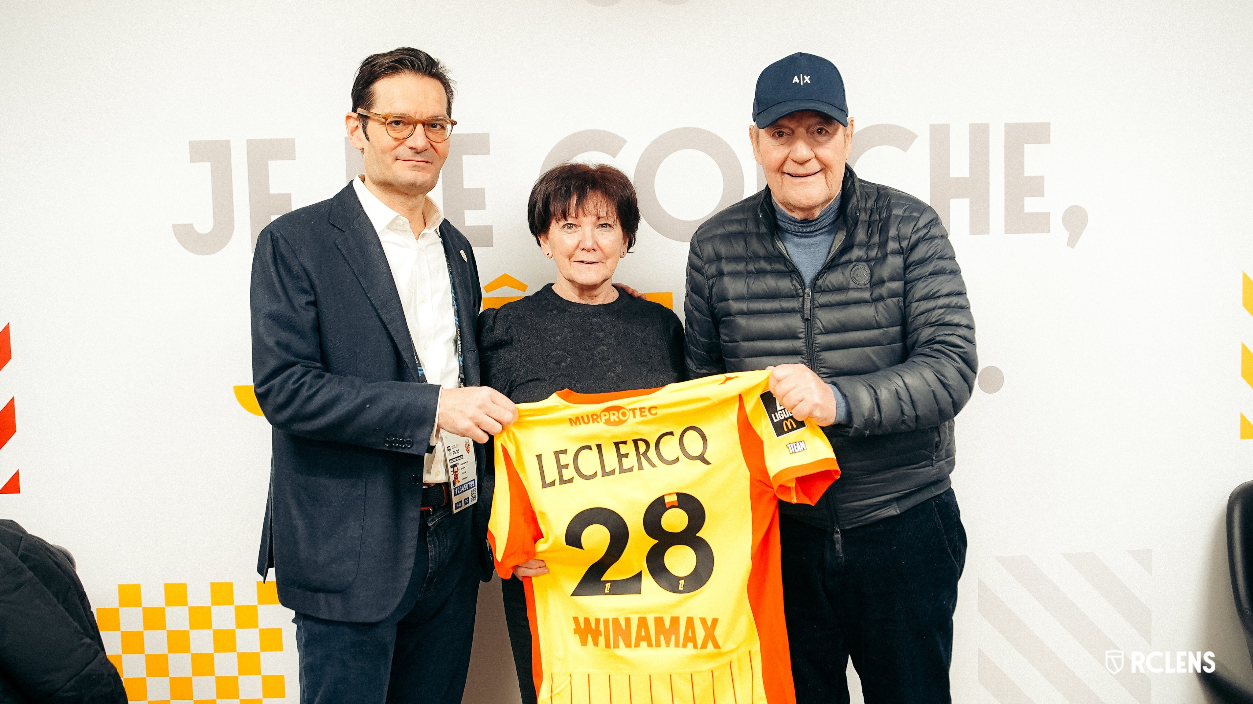 Un 𝑝𝑟𝑒́𝑠𝑒𝑛𝑡 en mémoire du 𝑝𝑎𝑠𝑠𝑒́