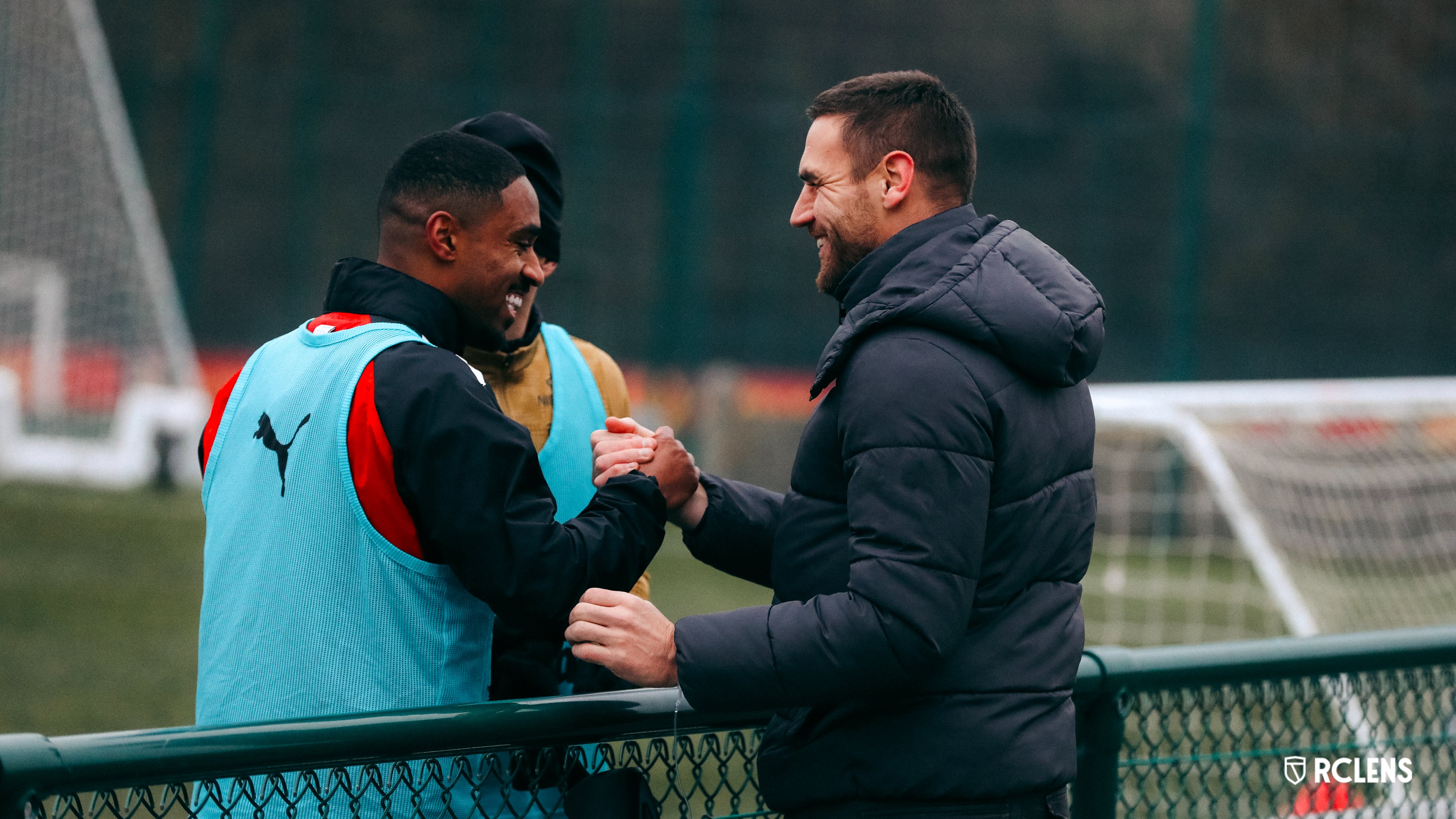 Sous l’œil attentif d’un visage familier