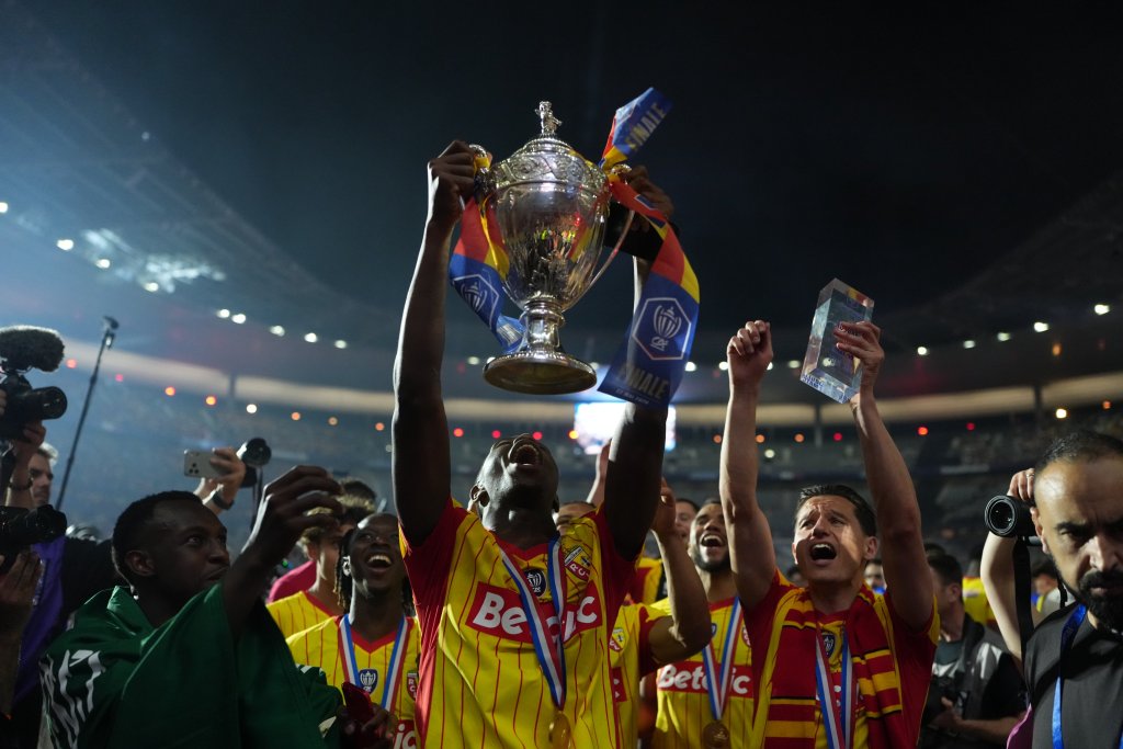 RC Lens : « Le match d’une vie », des pleurs de la causerie aux whisky-coca pour Joseph Oughourlian, l’épilogue du roman de la victoire